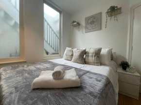 Modern and Luxurious 2 Bed Apartment
